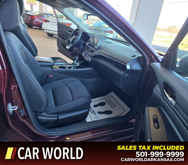 Nissan Altima Vehicle Full-screen Gallery Image 11