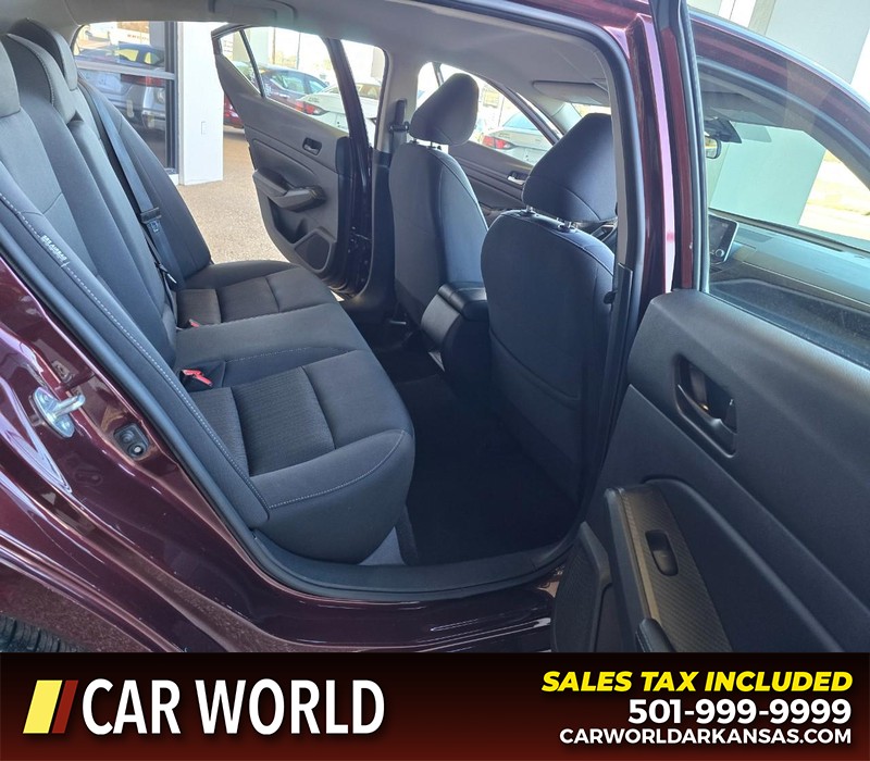 Nissan Altima Vehicle Full-screen Gallery Image 12