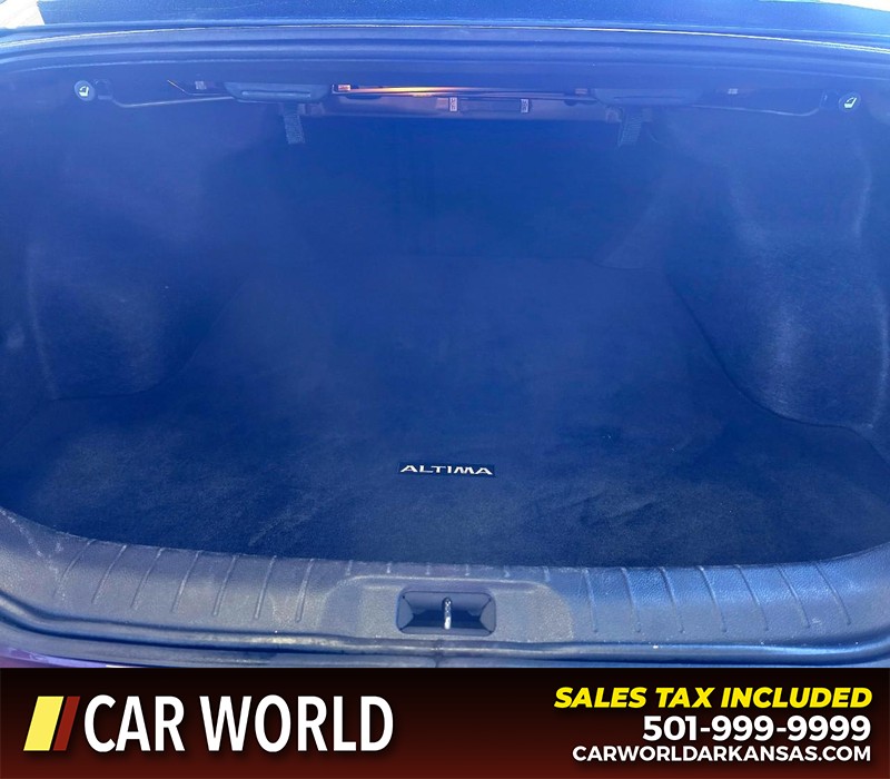 Nissan Altima Vehicle Full-screen Gallery Image 13