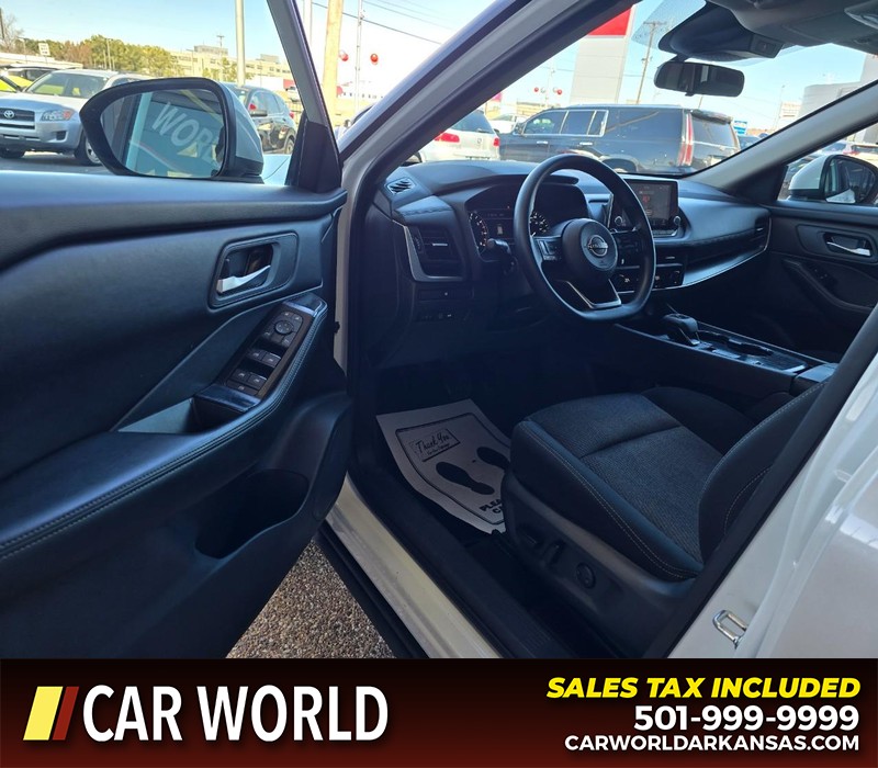 Nissan Rogue Vehicle Full-screen Gallery Image 7