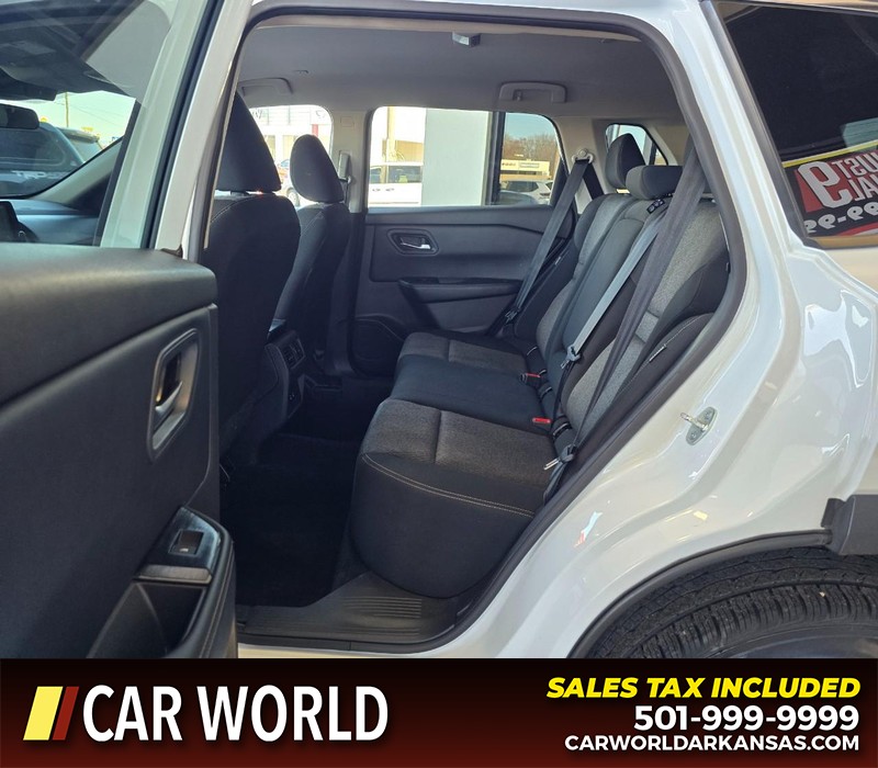 Nissan Rogue Vehicle Full-screen Gallery Image 10