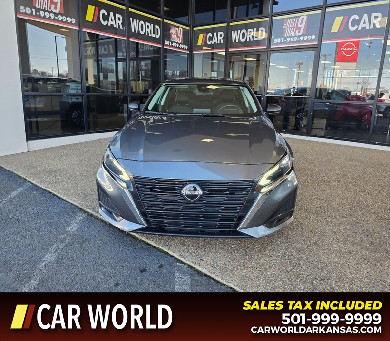 Nissan Altima Vehicle Full-screen Gallery Image 2