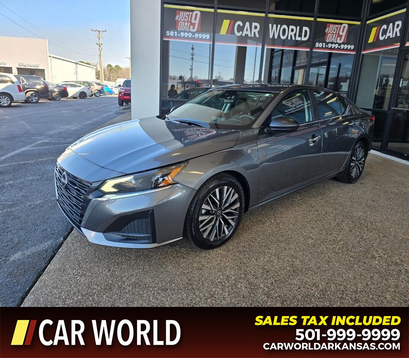 Nissan Altima Vehicle Full-screen Gallery Image 3