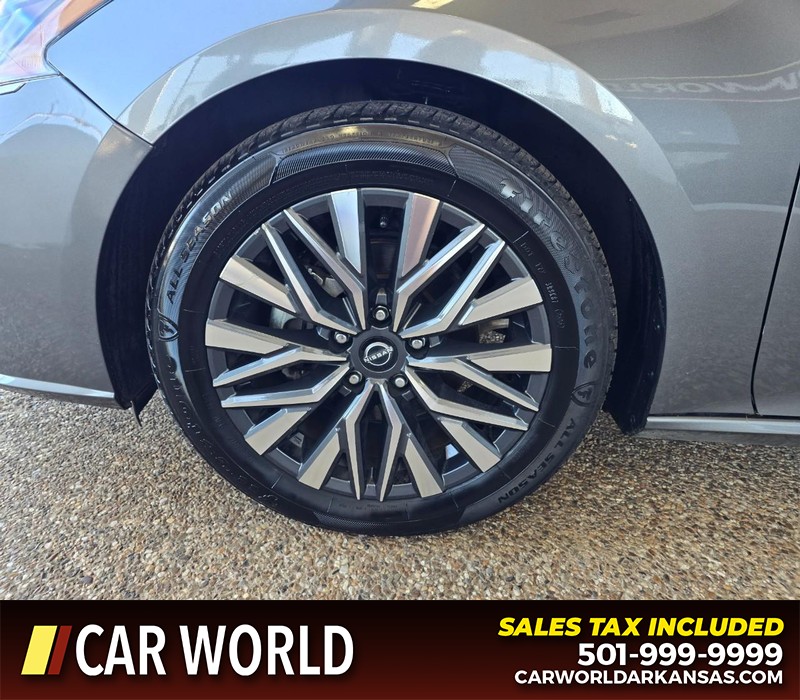 Nissan Altima Vehicle Full-screen Gallery Image 6