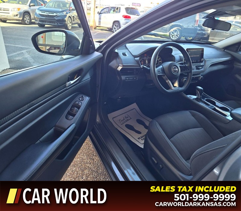 Nissan Altima Vehicle Full-screen Gallery Image 7