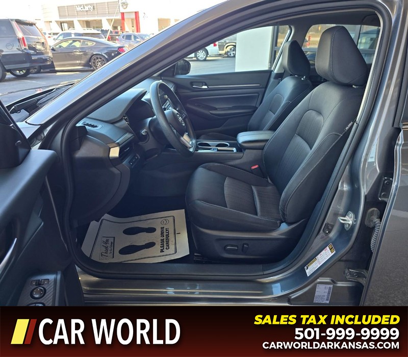 Nissan Altima Vehicle Full-screen Gallery Image 8