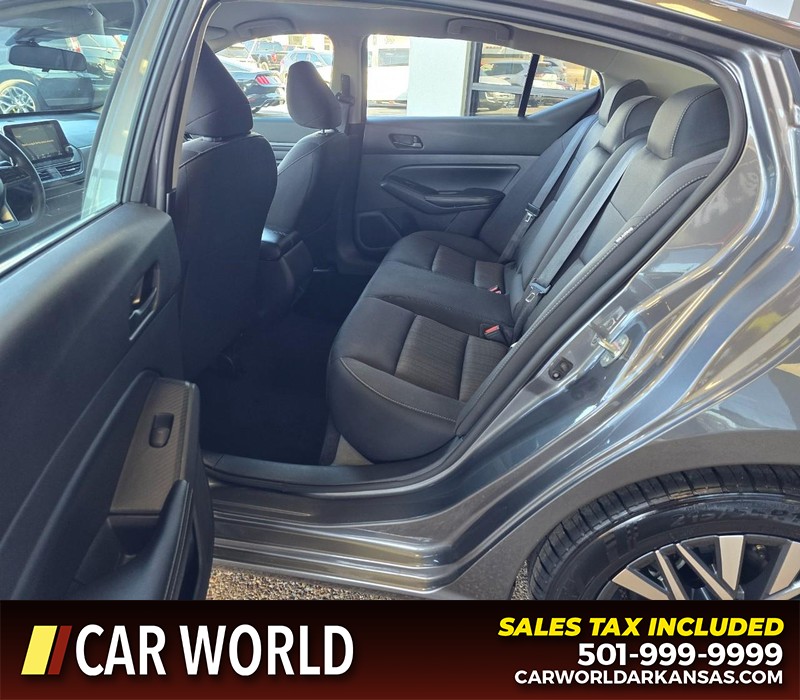 Nissan Altima Vehicle Full-screen Gallery Image 10