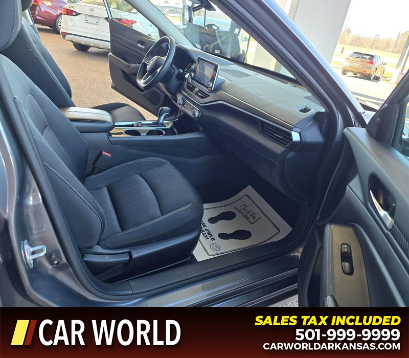 Nissan Altima Vehicle Full-screen Gallery Image 11