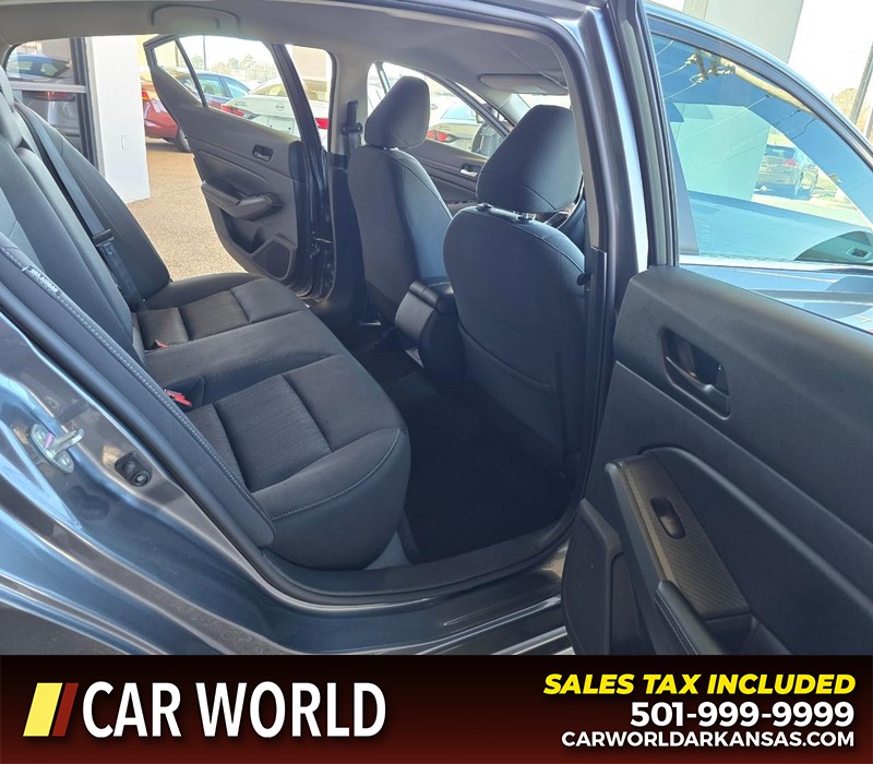 Nissan Altima Vehicle Full-screen Gallery Image 12