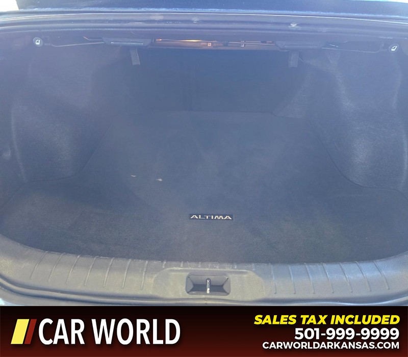 Nissan Altima Vehicle Full-screen Gallery Image 13