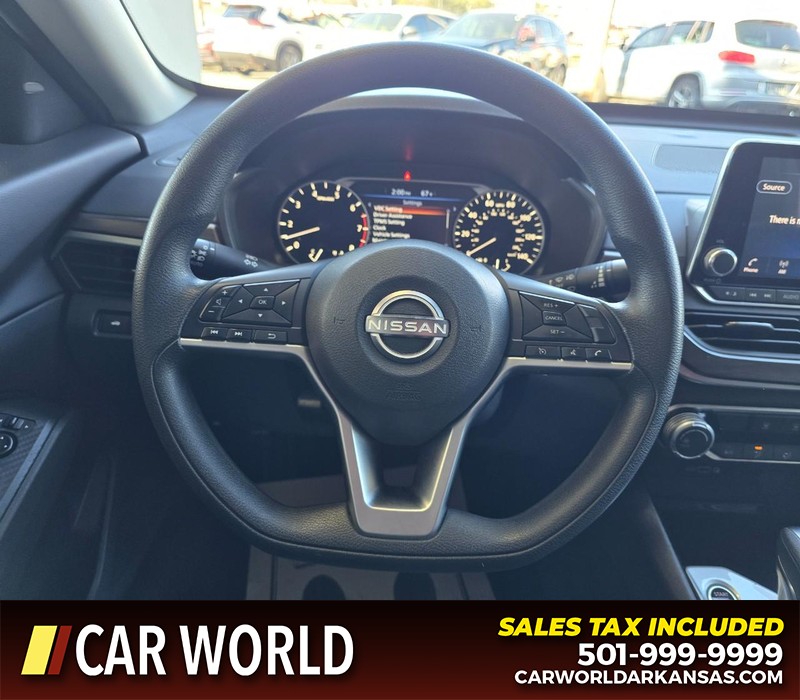 Nissan Altima Vehicle Full-screen Gallery Image 15