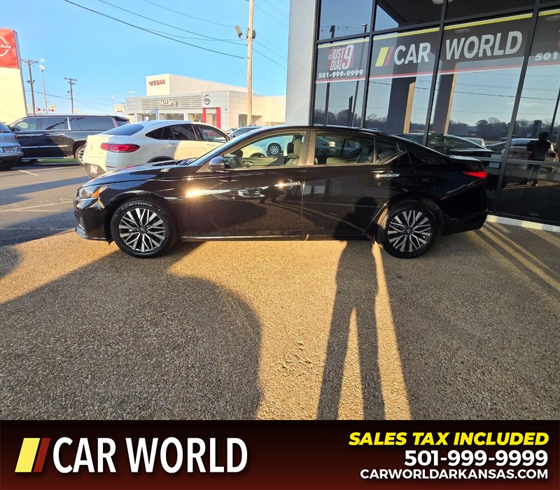 Nissan Altima Vehicle Full-screen Gallery Image 4