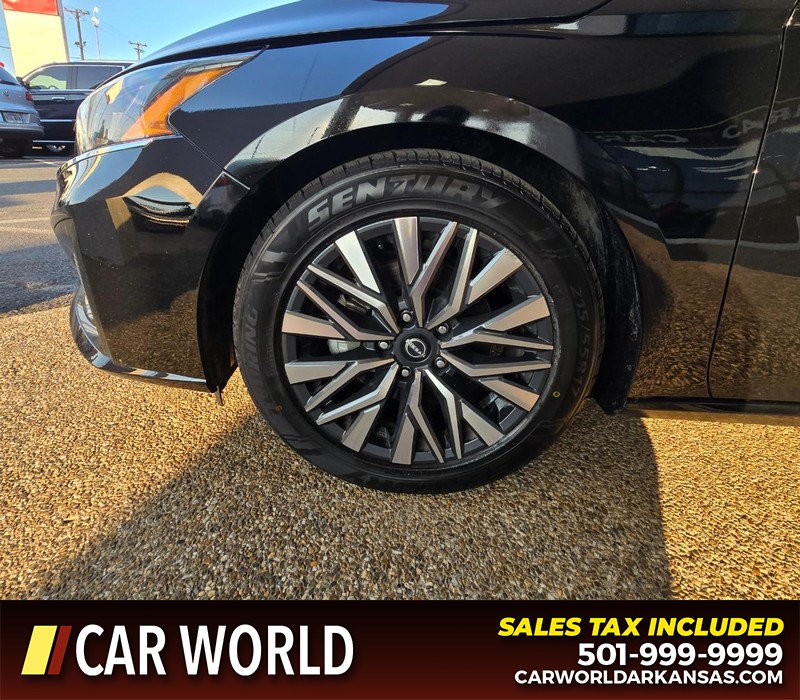 Nissan Altima Vehicle Full-screen Gallery Image 6