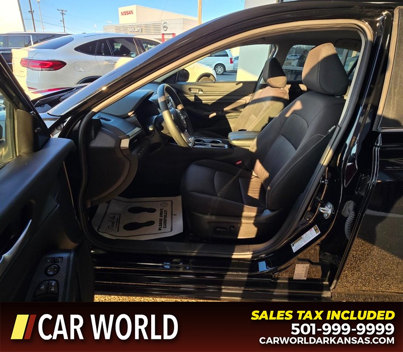 Nissan Altima Vehicle Full-screen Gallery Image 8