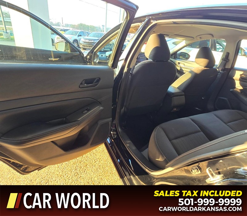 Nissan Altima Vehicle Full-screen Gallery Image 9