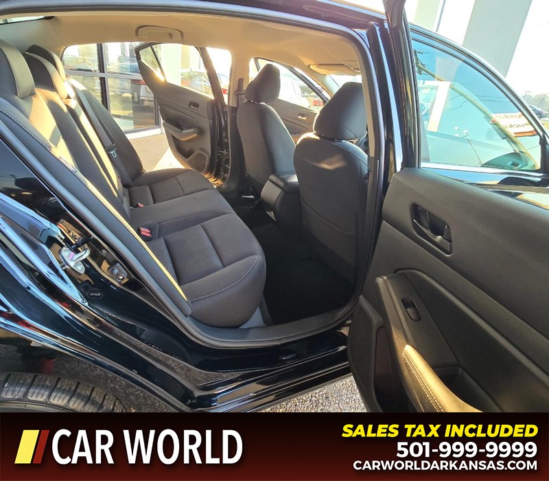 Nissan Altima Vehicle Full-screen Gallery Image 12