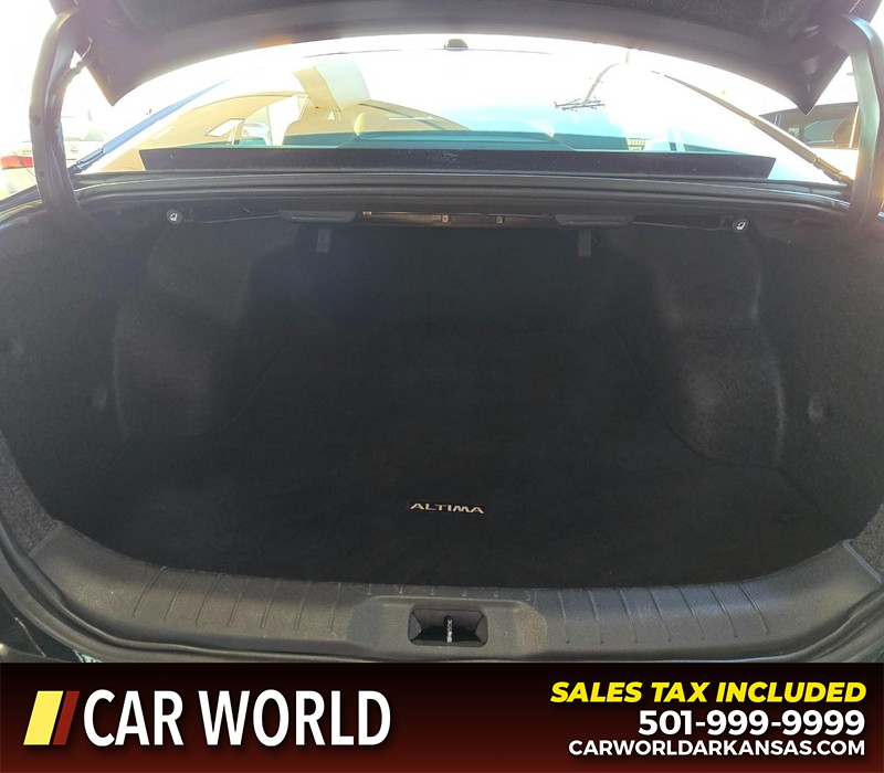 Nissan Altima Vehicle Full-screen Gallery Image 13