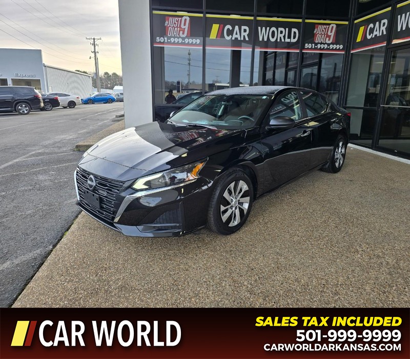 Nissan Altima Vehicle Full-screen Gallery Image 3