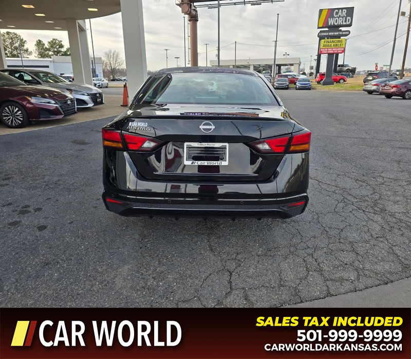 Nissan Altima Vehicle Full-screen Gallery Image 5