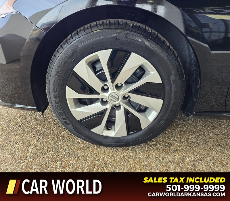 Nissan Altima Vehicle Full-screen Gallery Image 6