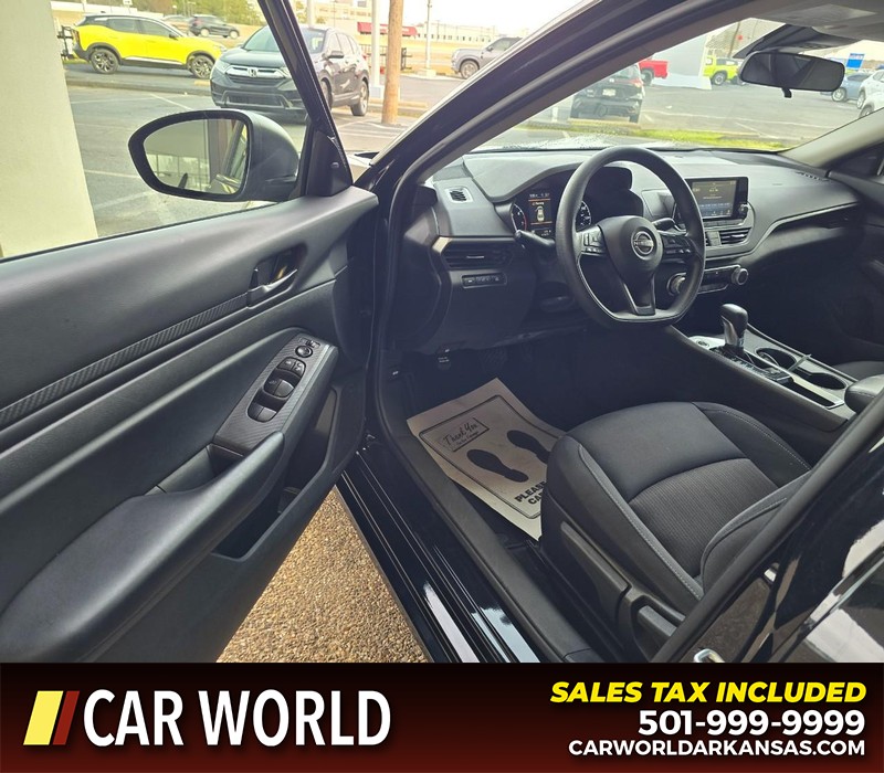 Nissan Altima Vehicle Full-screen Gallery Image 7