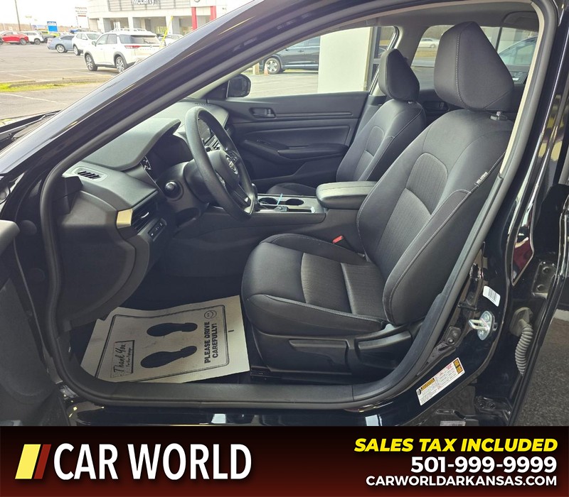 Nissan Altima Vehicle Full-screen Gallery Image 8