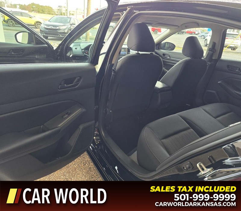 Nissan Altima Vehicle Full-screen Gallery Image 9