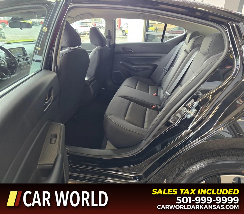 Nissan Altima Vehicle Full-screen Gallery Image 10