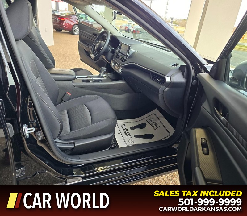 Nissan Altima Vehicle Full-screen Gallery Image 11