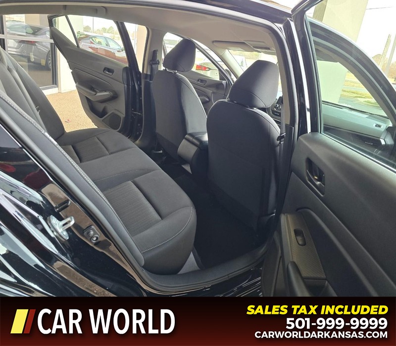 Nissan Altima Vehicle Full-screen Gallery Image 12