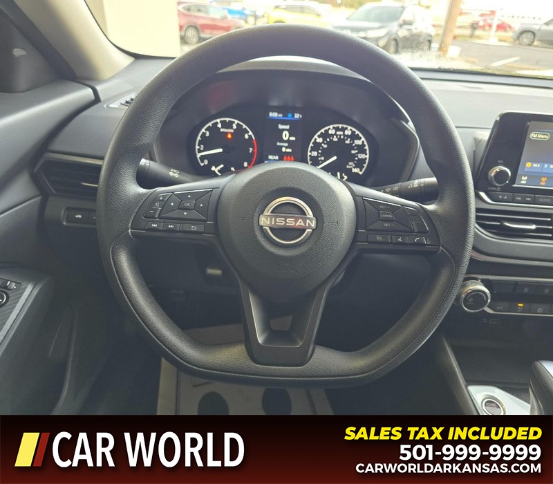 Nissan Altima Vehicle Full-screen Gallery Image 15