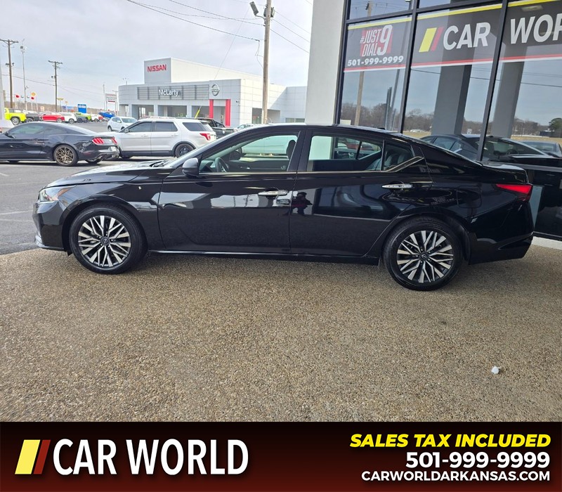 Nissan Altima Vehicle Full-screen Gallery Image 4