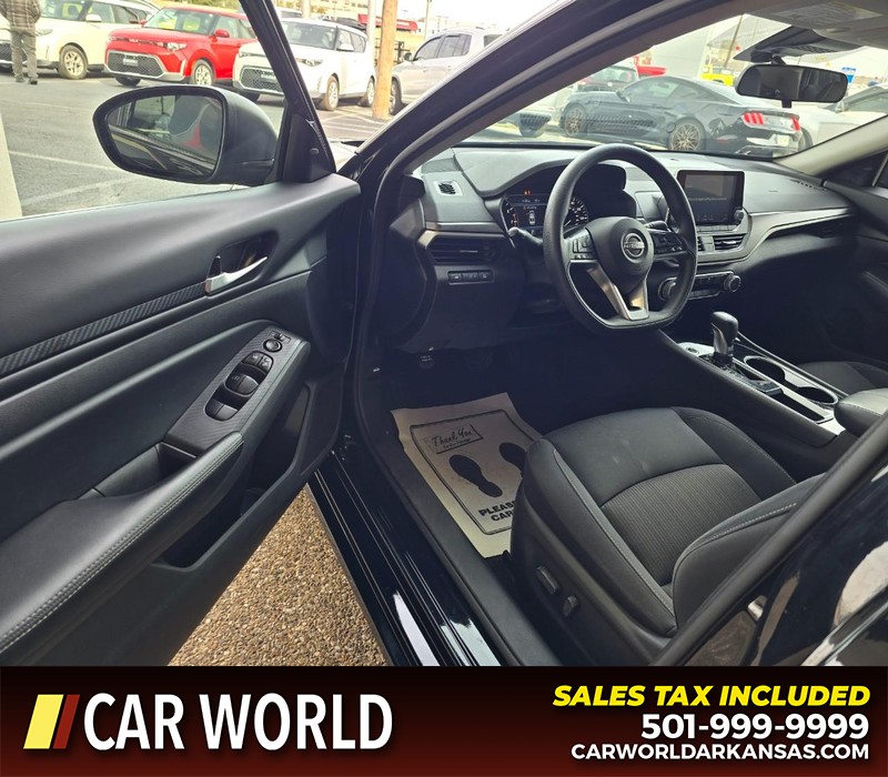 Nissan Altima Vehicle Full-screen Gallery Image 7