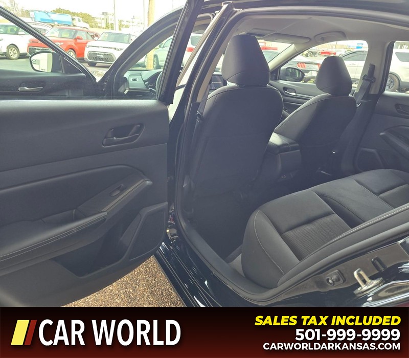 Nissan Altima Vehicle Full-screen Gallery Image 9