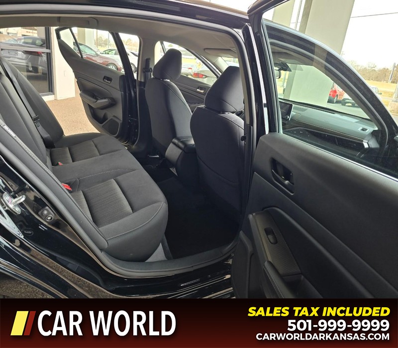 Nissan Altima Vehicle Full-screen Gallery Image 12