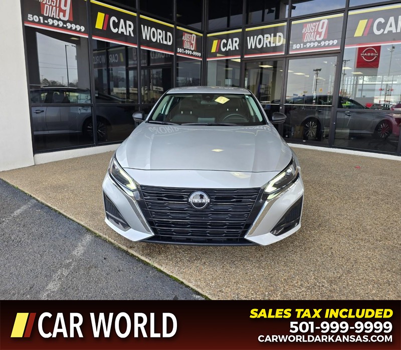 Nissan Altima Vehicle Full-screen Gallery Image 2