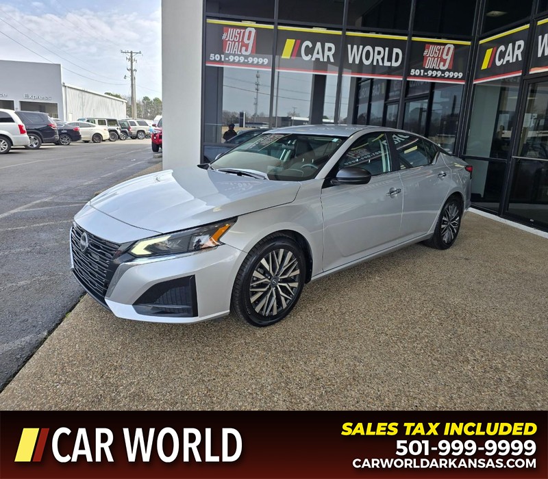 Nissan Altima Vehicle Full-screen Gallery Image 3