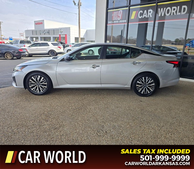 Nissan Altima Vehicle Full-screen Gallery Image 4