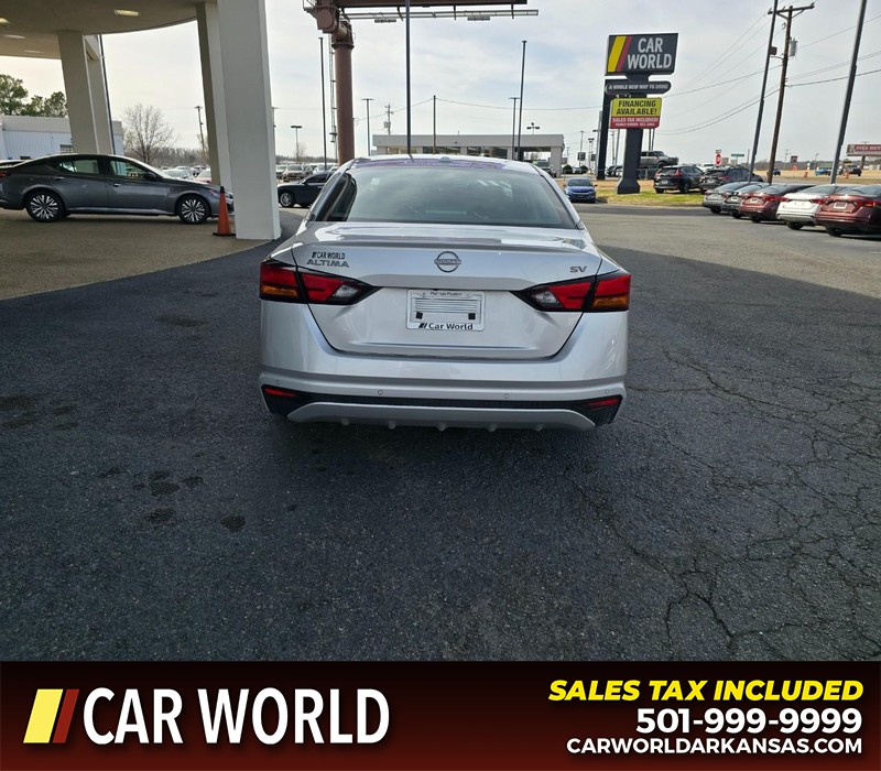 Nissan Altima Vehicle Full-screen Gallery Image 5