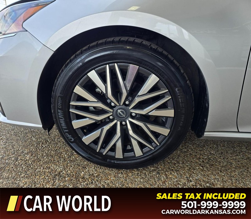 Nissan Altima Vehicle Full-screen Gallery Image 6