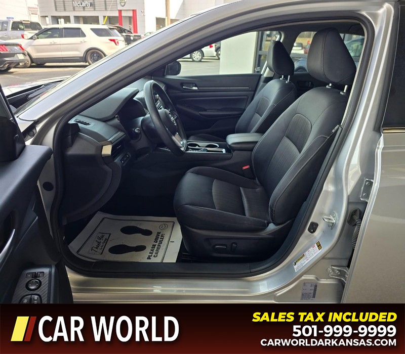 Nissan Altima Vehicle Full-screen Gallery Image 8