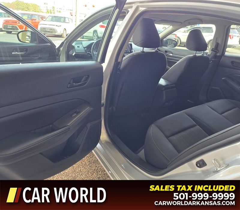 Nissan Altima Vehicle Full-screen Gallery Image 9