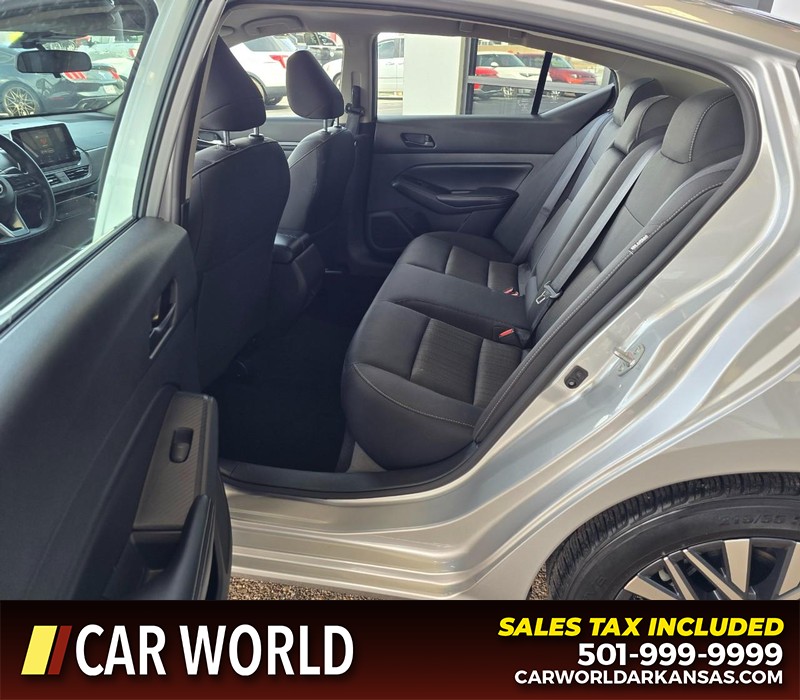 Nissan Altima Vehicle Full-screen Gallery Image 10