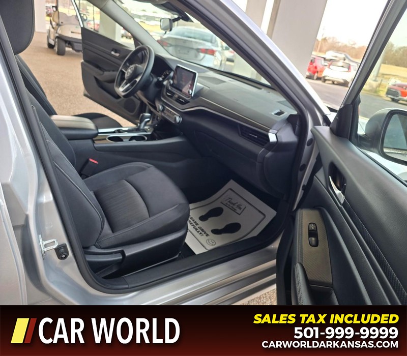 Nissan Altima Vehicle Full-screen Gallery Image 11