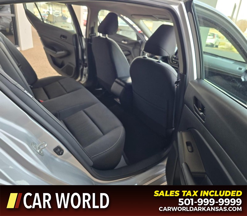 Nissan Altima Vehicle Full-screen Gallery Image 12