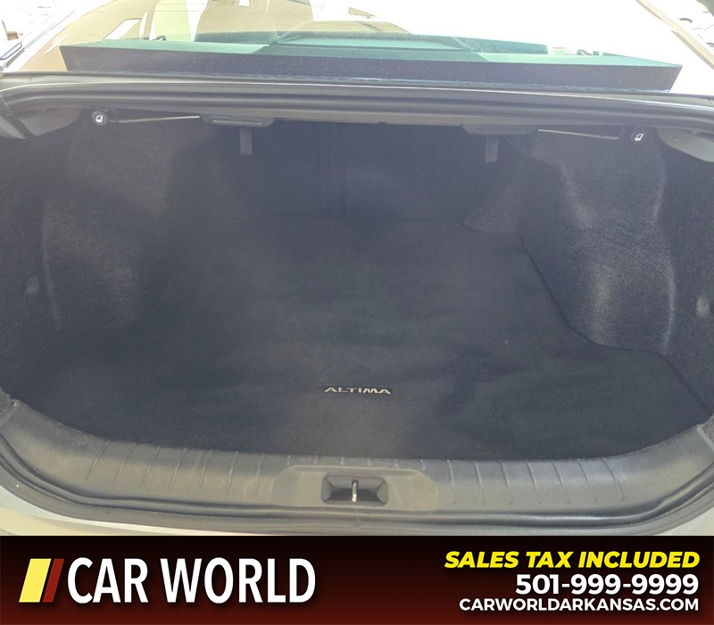 Nissan Altima Vehicle Full-screen Gallery Image 13
