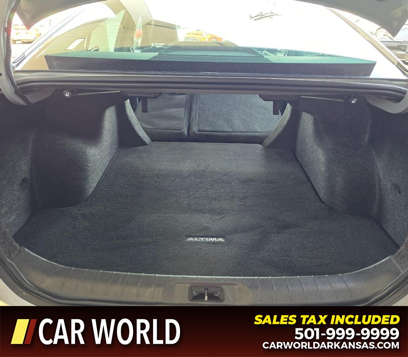 Nissan Altima Vehicle Full-screen Gallery Image 14