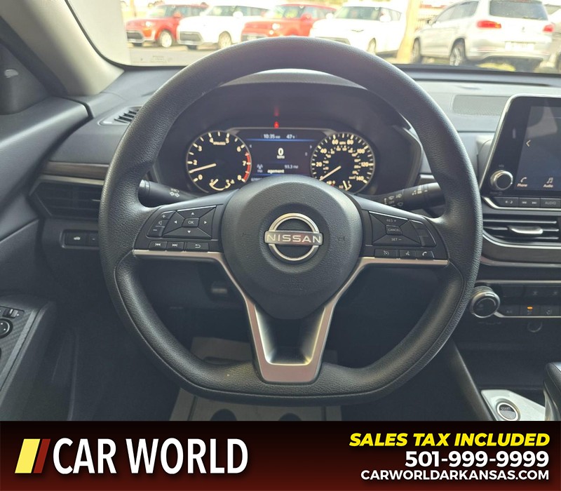 Nissan Altima Vehicle Full-screen Gallery Image 15