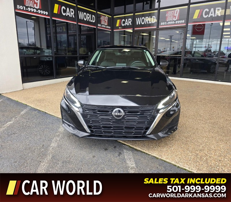 Nissan Altima Vehicle Full-screen Gallery Image 2