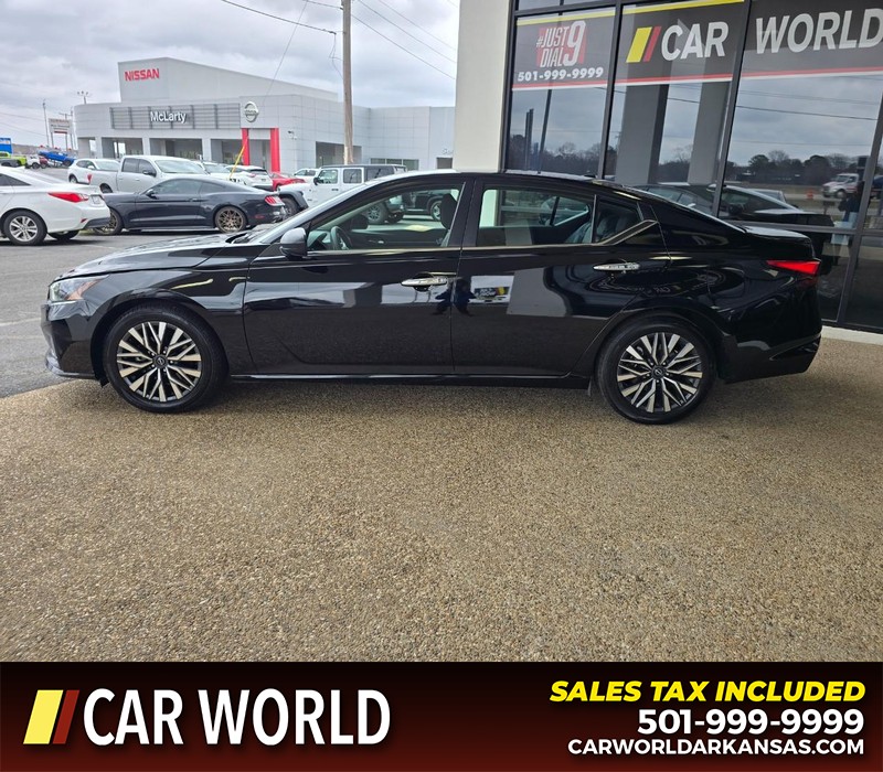 Nissan Altima Vehicle Full-screen Gallery Image 4